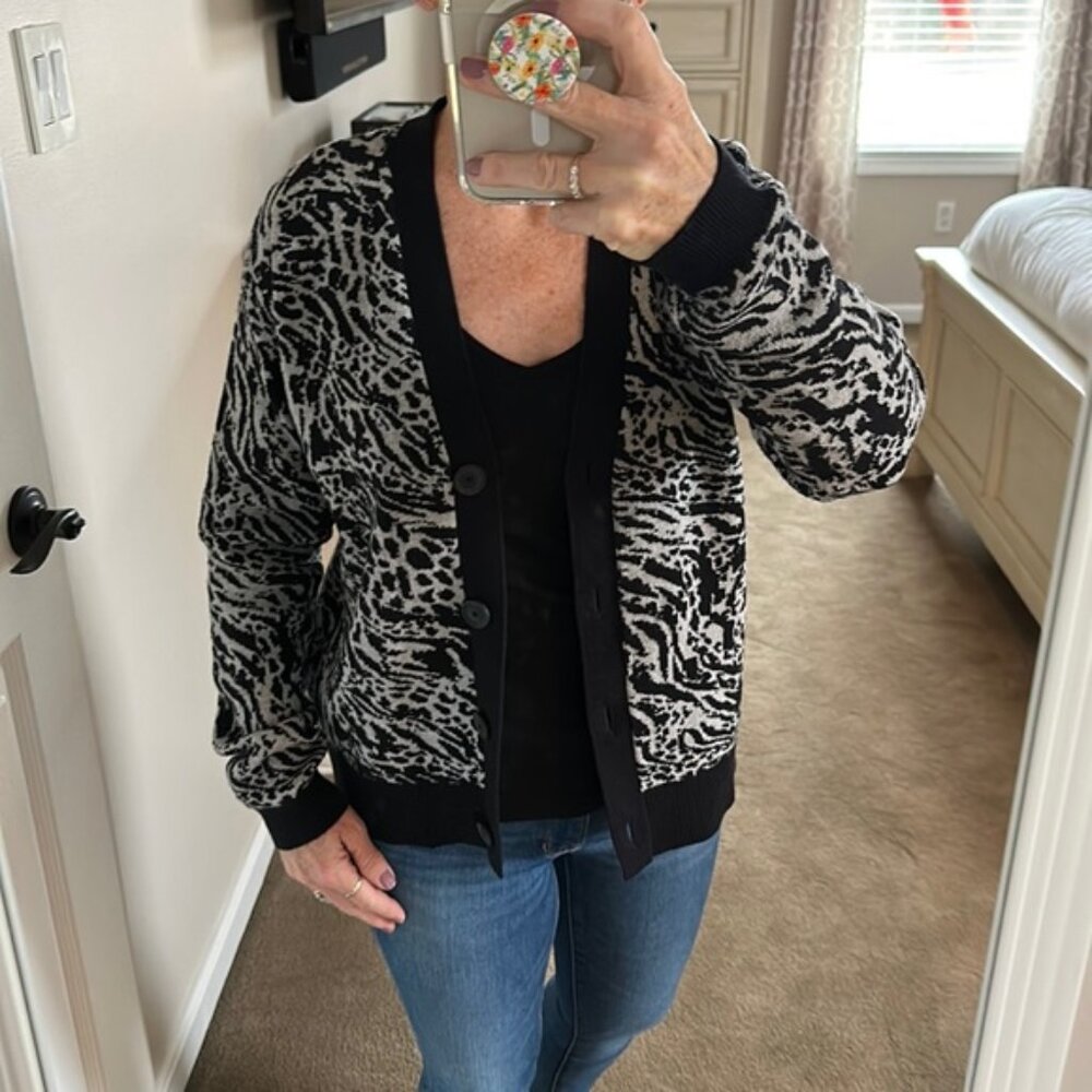 Simply Vera Vera Wang Dropped Shoulder Gray/Black Animal Pattern Short C…